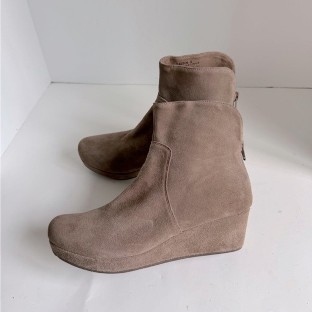 Chocolat Blu Yarden Wedge In Taupe Suede Bootie. Size 8